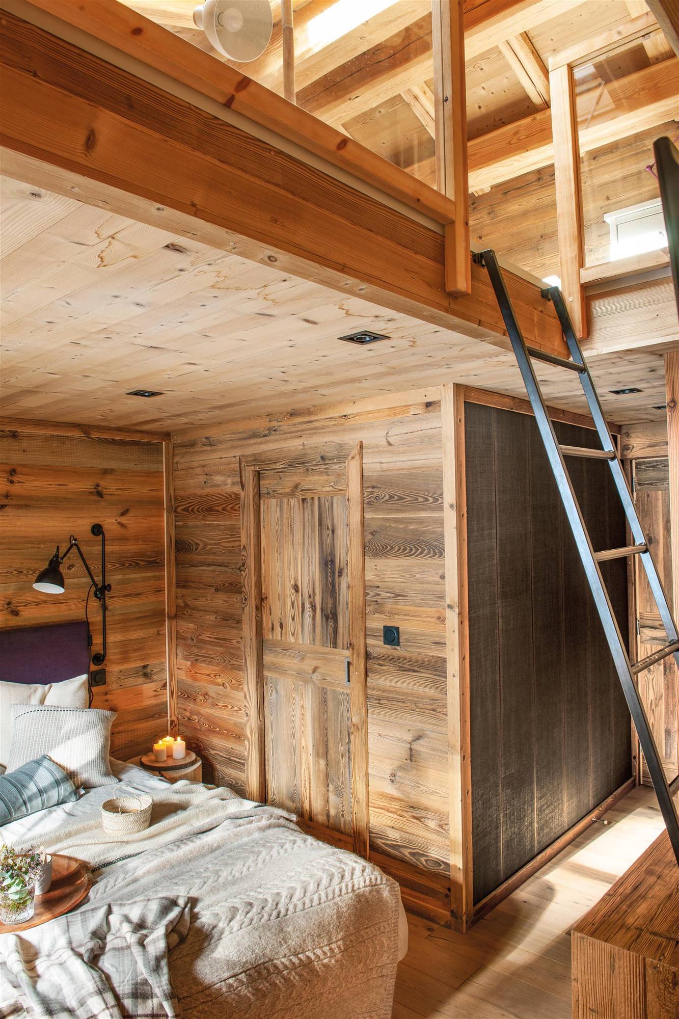 Dormitorio de refugio de montaña con altillo.