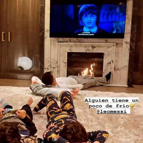 Leo Messi y sus hijos viendo una película en el salón de su casa en París