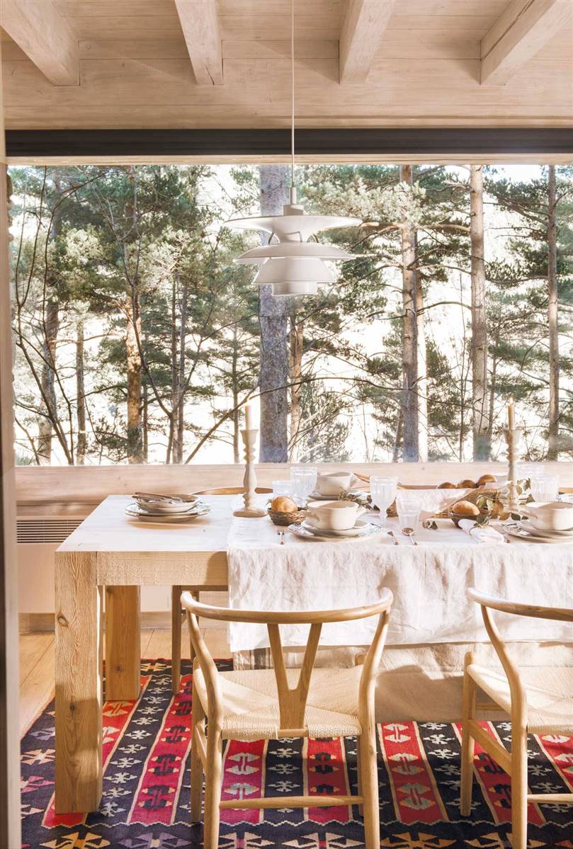 Una preciosa casa en medio del bosque con algunos toques nórdicos