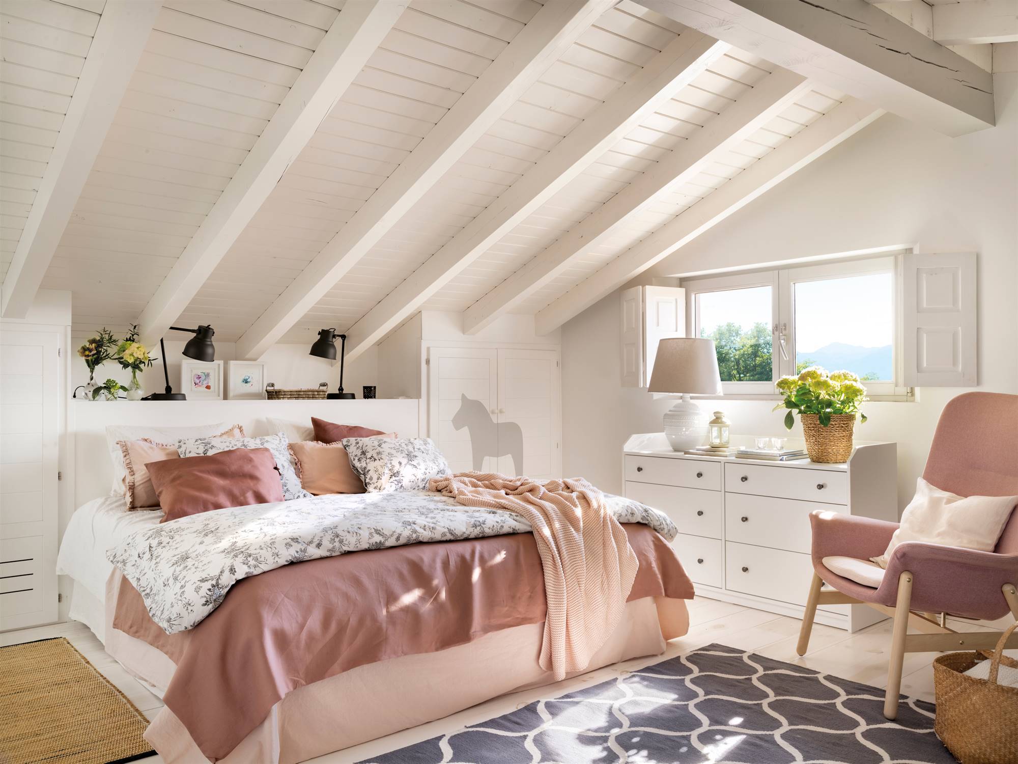 Dormitorio abuhardillado pintado en blanco con butaca rosa 00538485