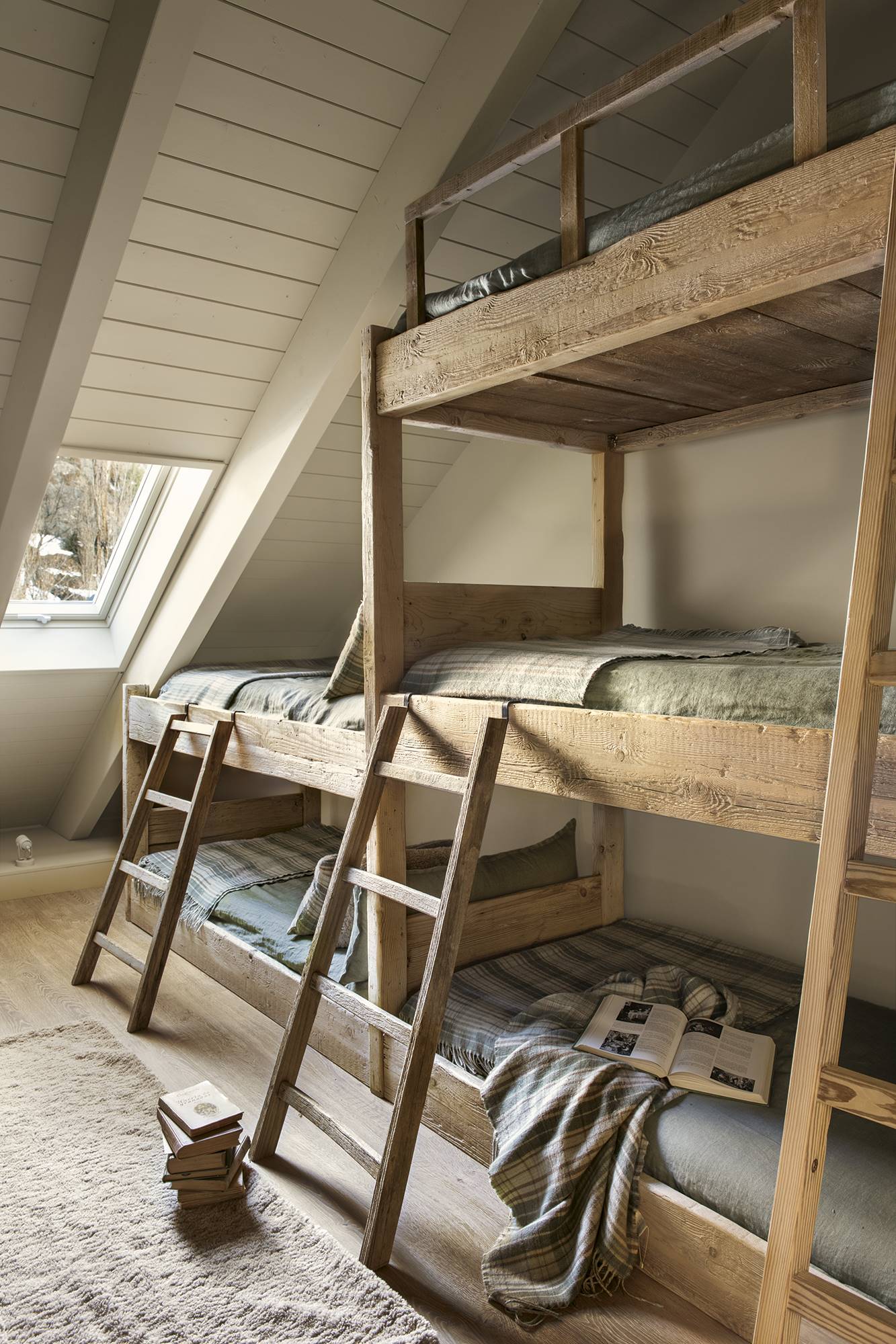 Dormitorio infantil de estilo rústico con literas hechas de madera.
