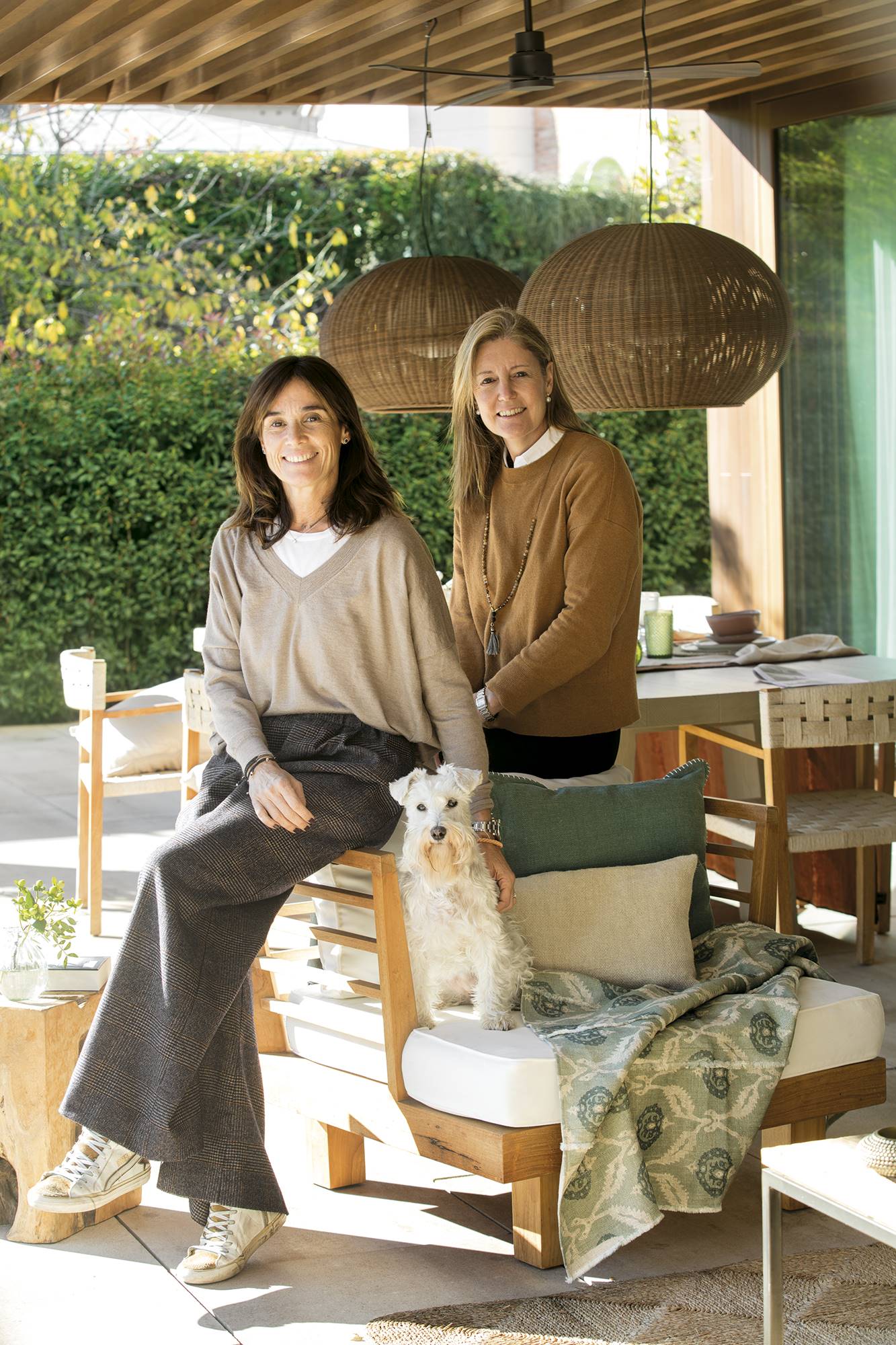 Sandra Gibert y Toya Trias de Bes, posando en el porche de la casa. 
