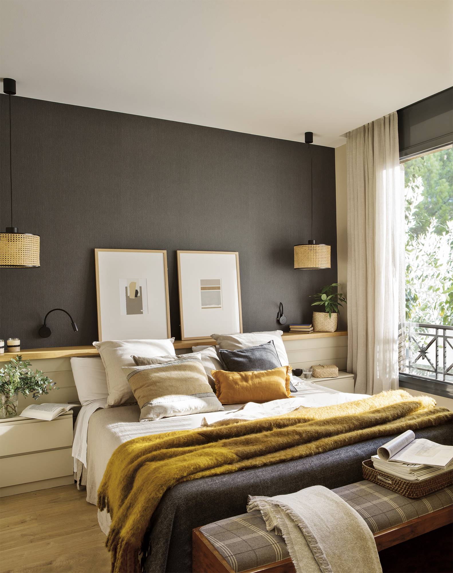 Dormitorio con la pared del cabecero con papel pintado efecto textil oscuro. 