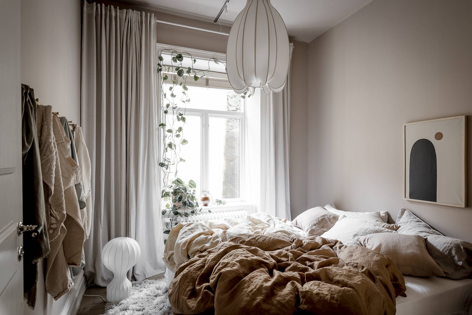 Dormitorio de diseño nórdico decorado en color topo