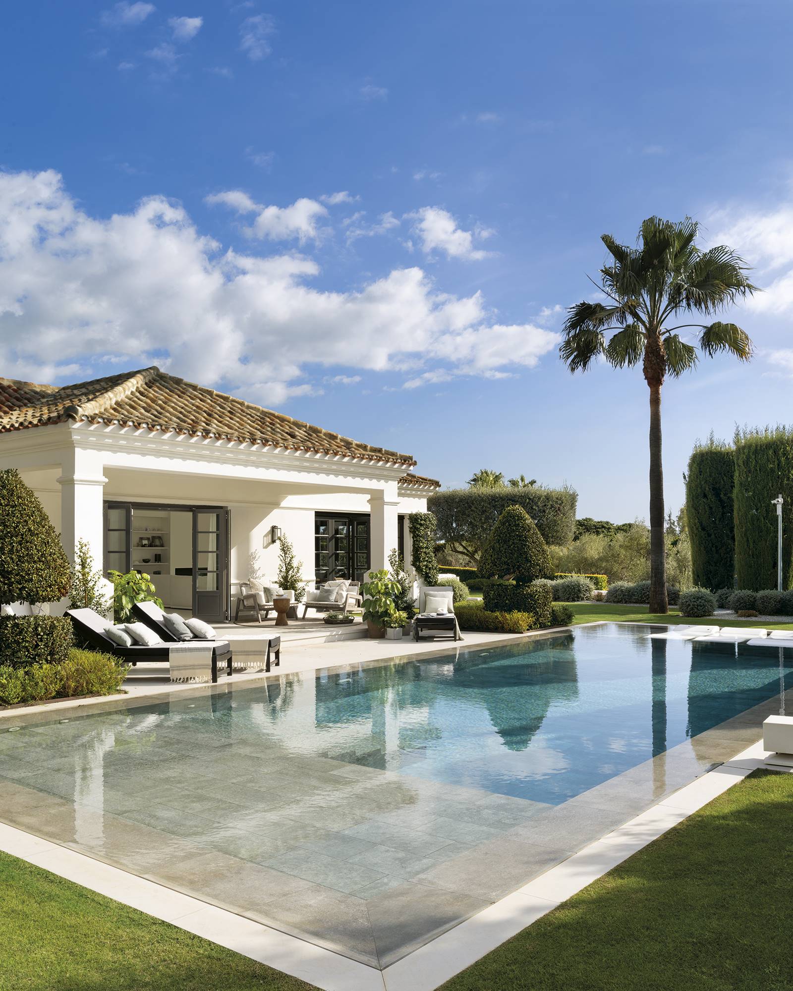Exterior de casa rústica moderna con piscina. 
