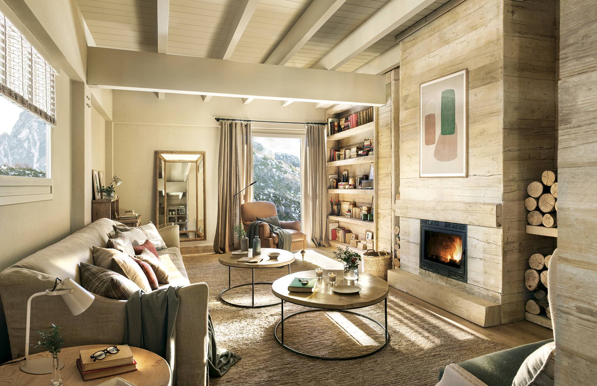 Un salón rústico con chimenea de madera, vigas en el techo y alfombra, 