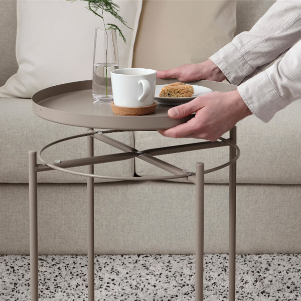 Una mesa bandeja, la solución de IKEA para salones pequeños