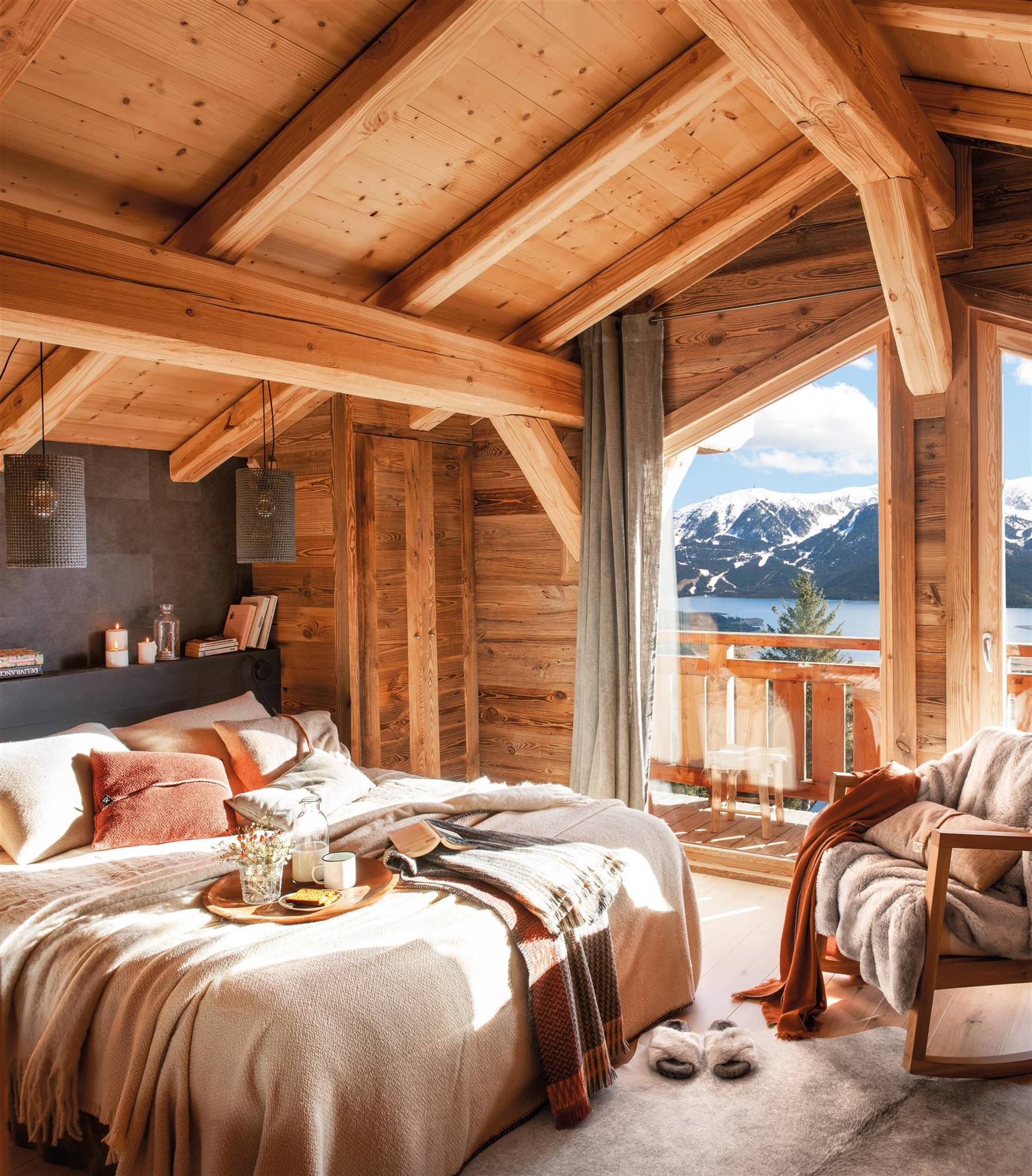 Dormitorio rústico con paredes y techos de madera y alfombra de lana. 