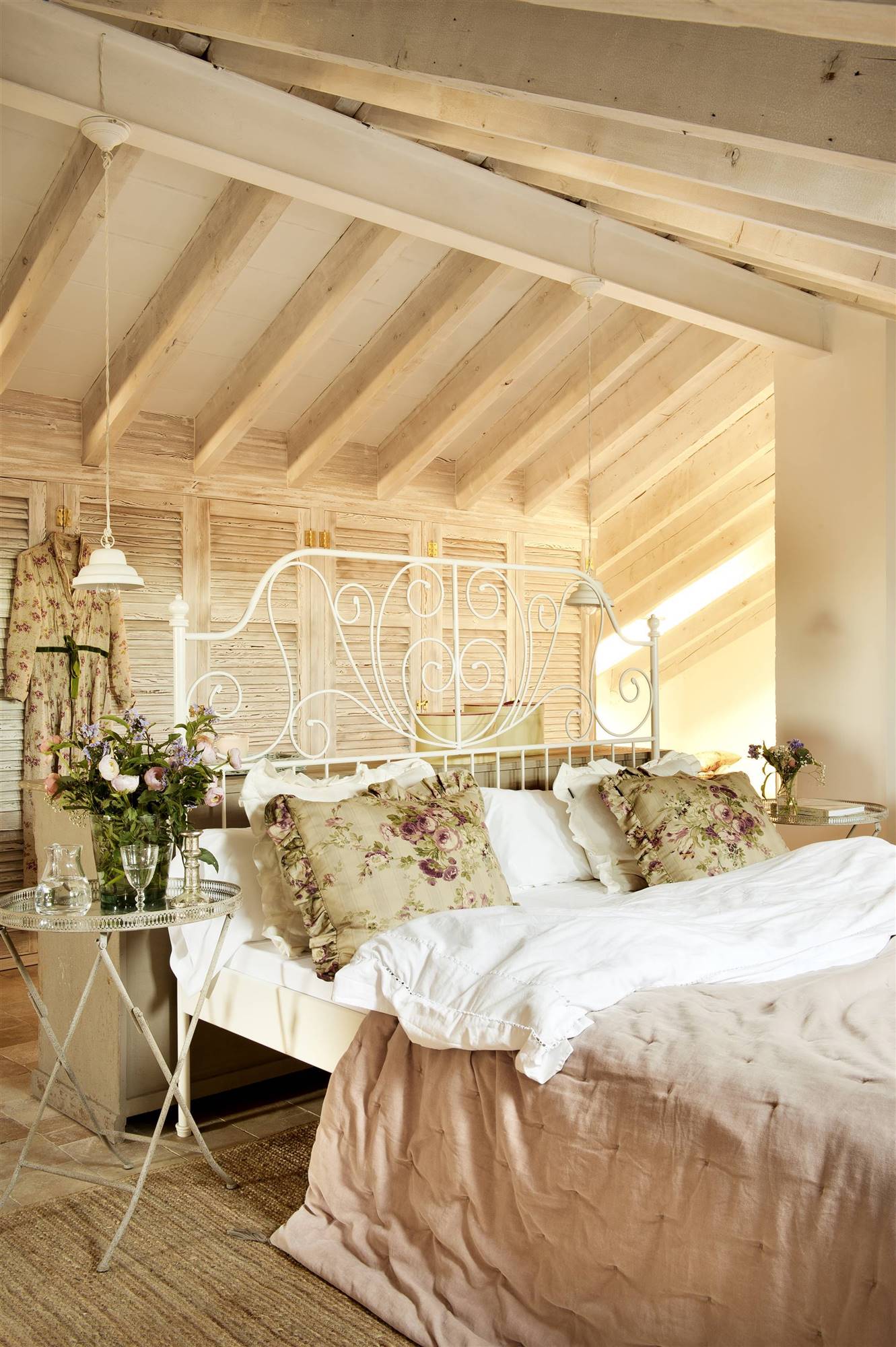 Dormitorio vintage con cabecero de forja blanco.
