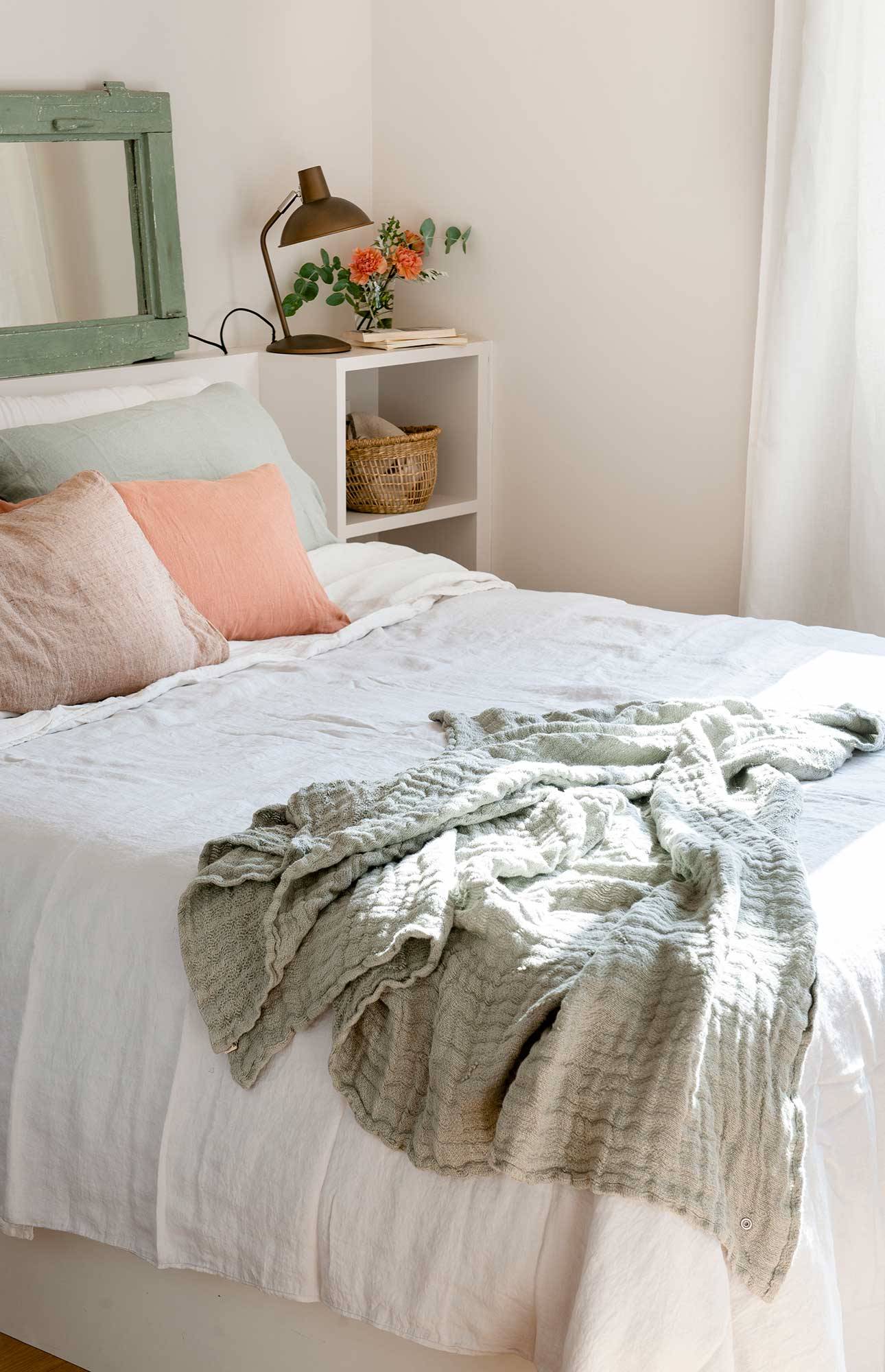 Dormitorio blanco pequeño con cabecero tipo murete con las mesillas incorporadas 00513376