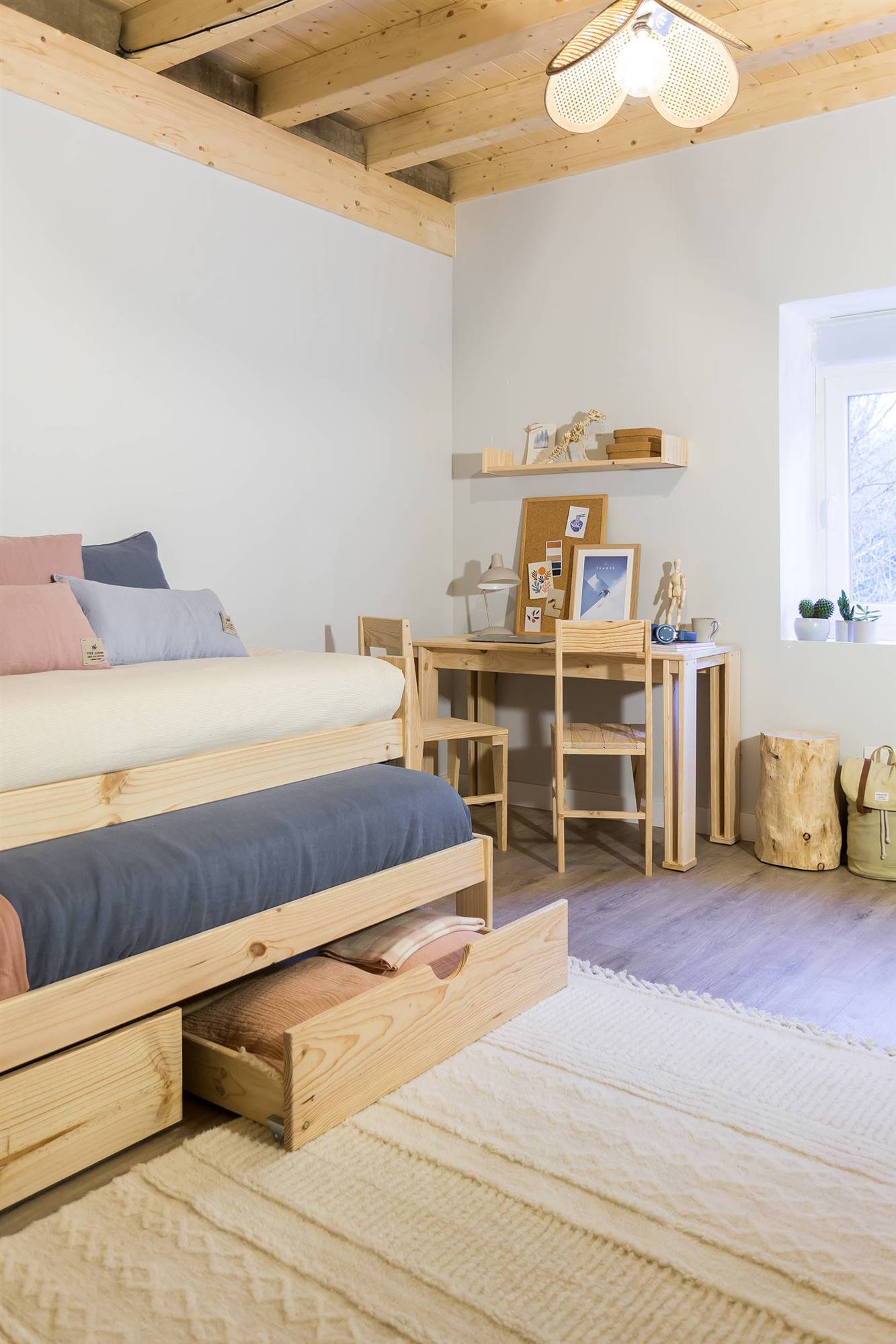 Dormitorio con cama de madera y escritorio de Muebles LUFE