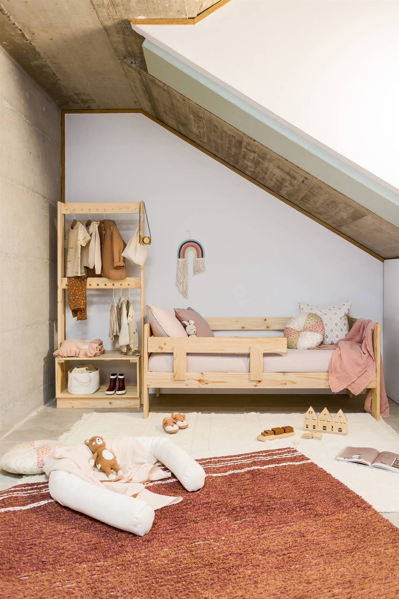 Dormitorio con cama de madera de Muebles LUFE