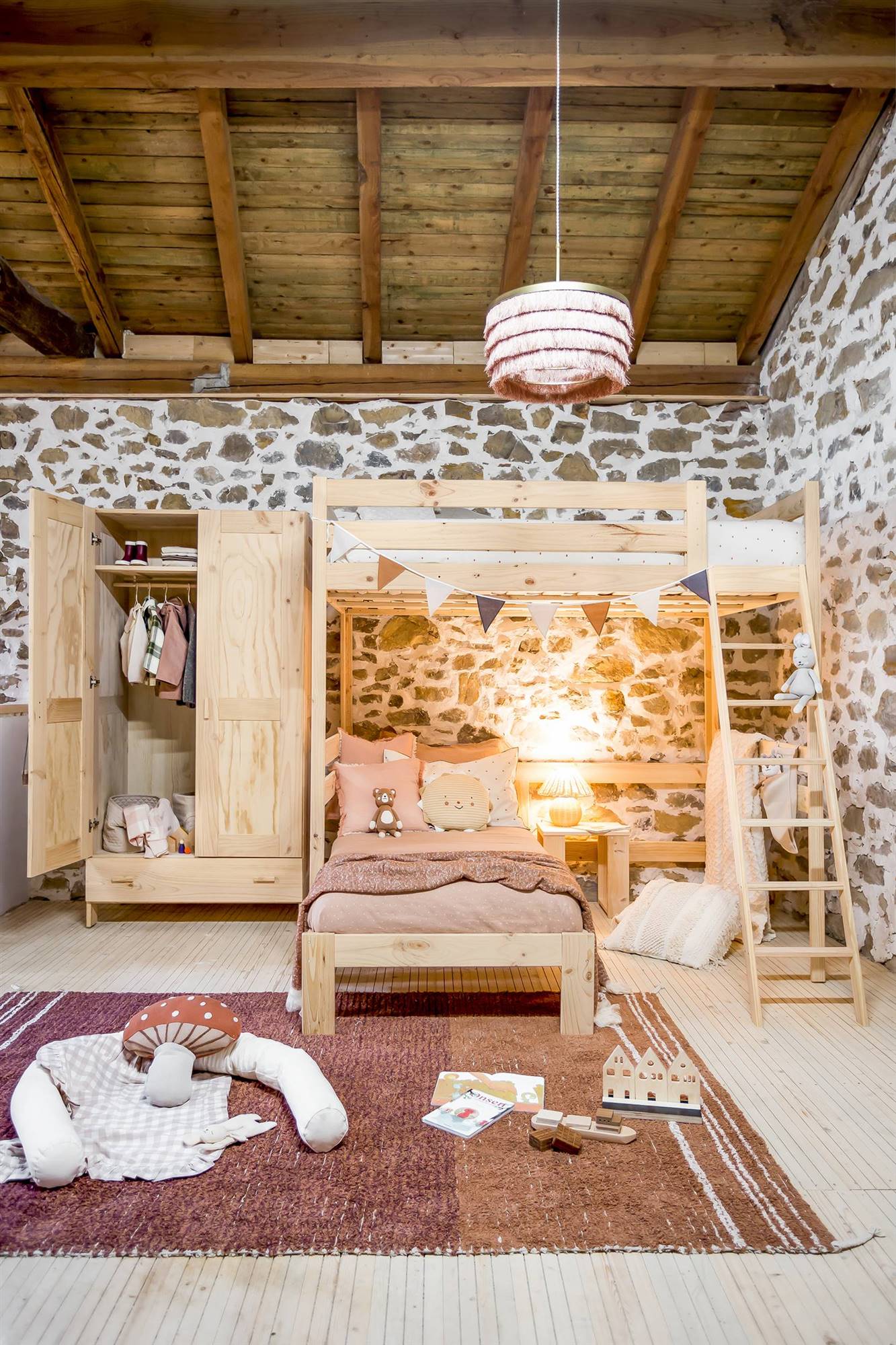 Dormitorio con litera de madera y escritorio de Muebles Lufe