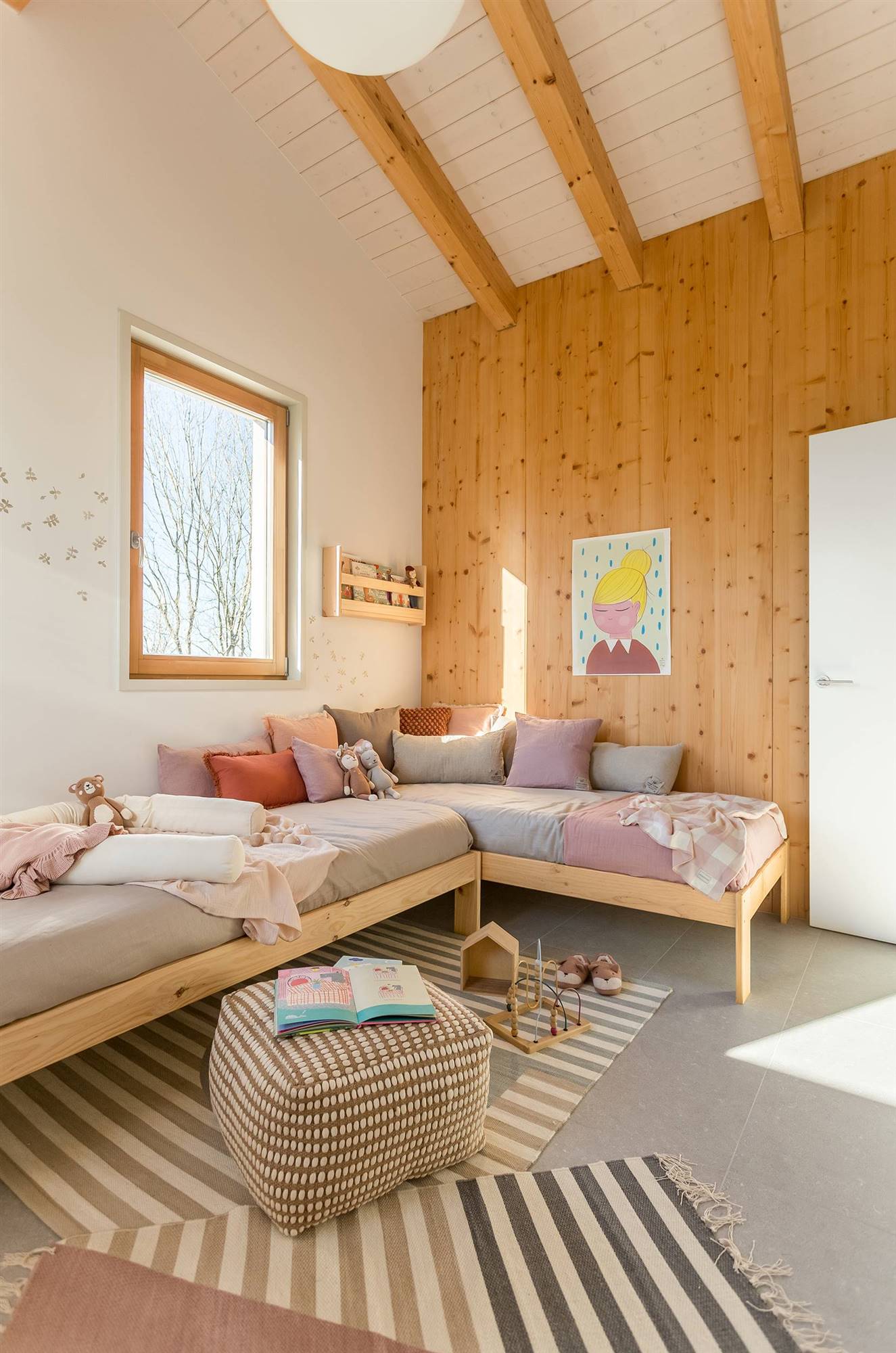 Dormitorio infantil con dos camas de madera de Muebles LUFE