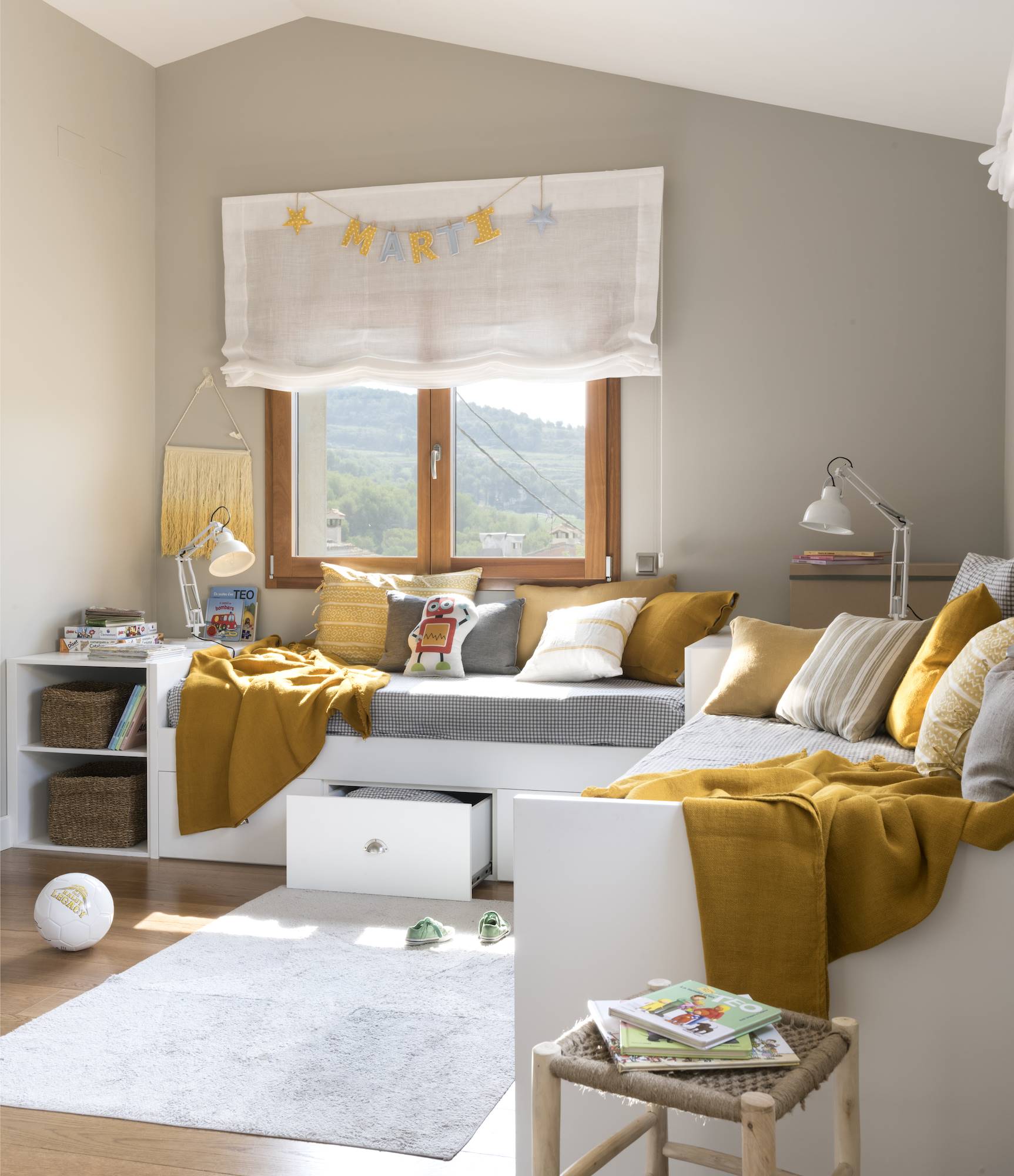 Habitación infantil con dos camas nido y textiles en color mostaza 00490934