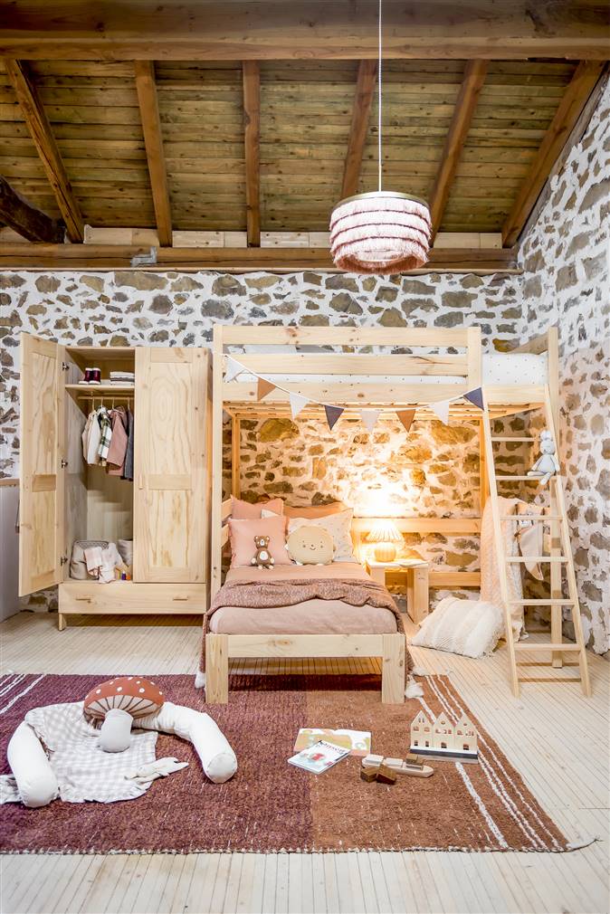 Dormitorio con litera de madera y escritorio de Muebles Lufe