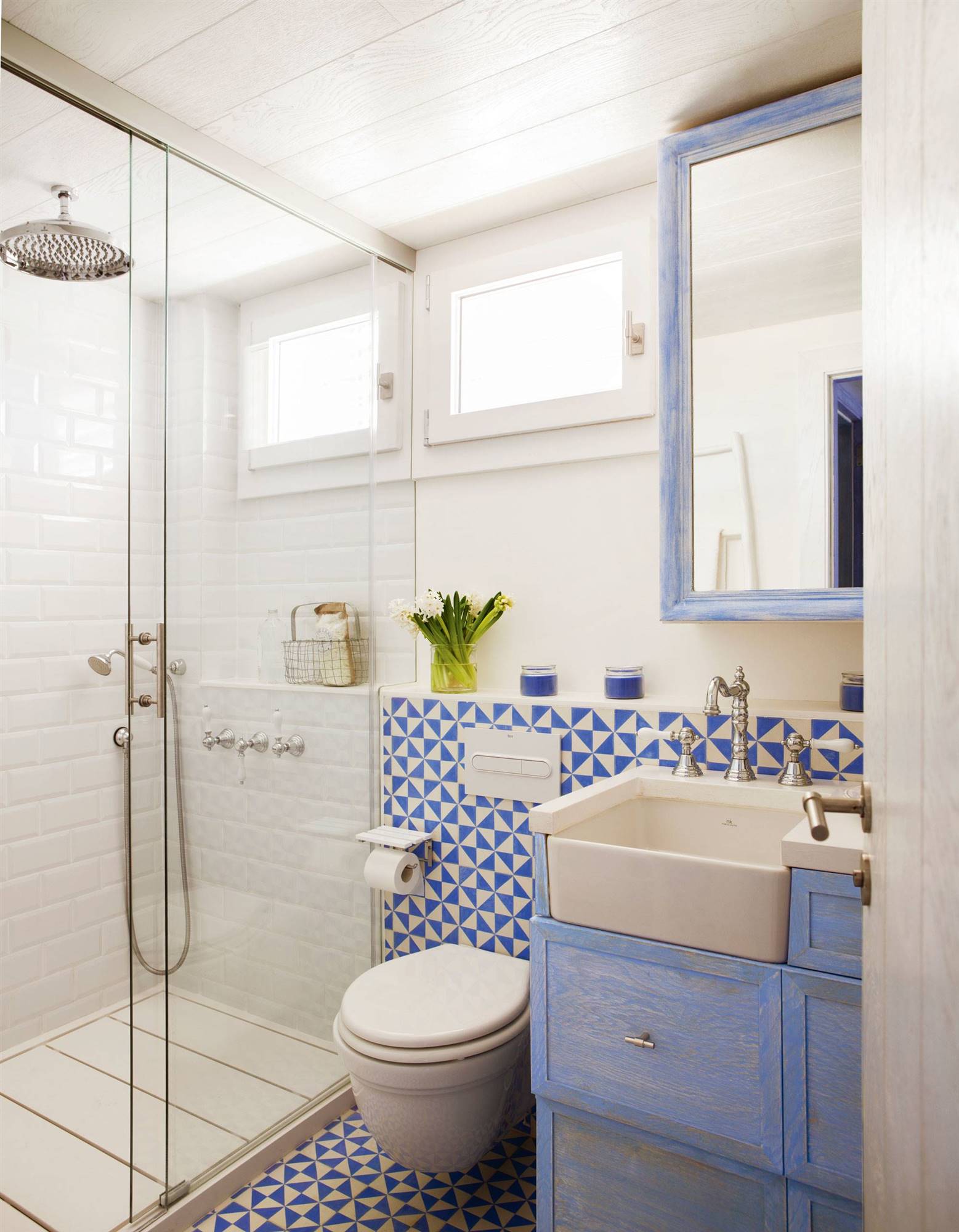 Baño pequeño con ducha decorado en azul 00408100