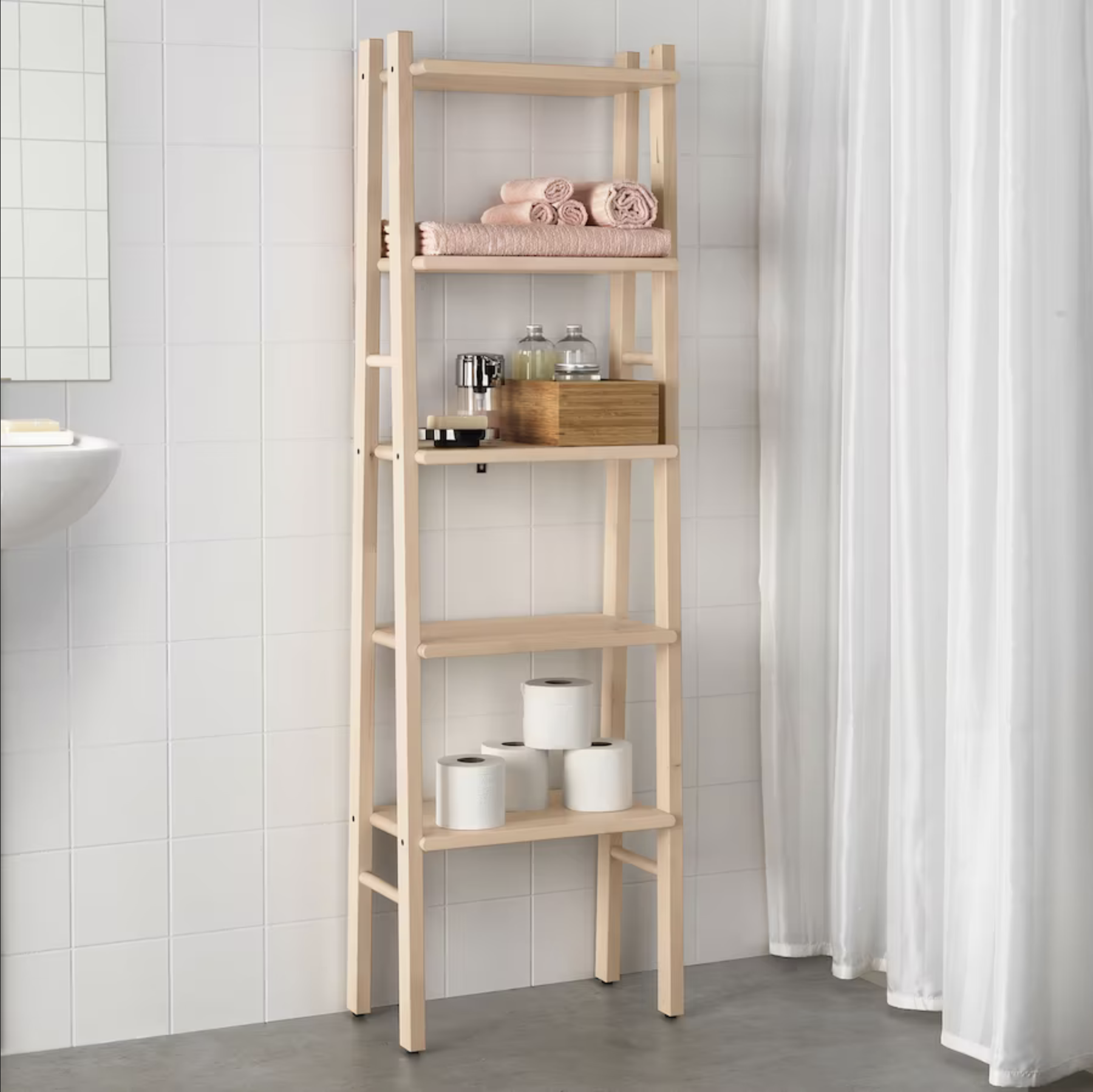 Baño pequeño con estantería VILTO de abedul de IKEA.