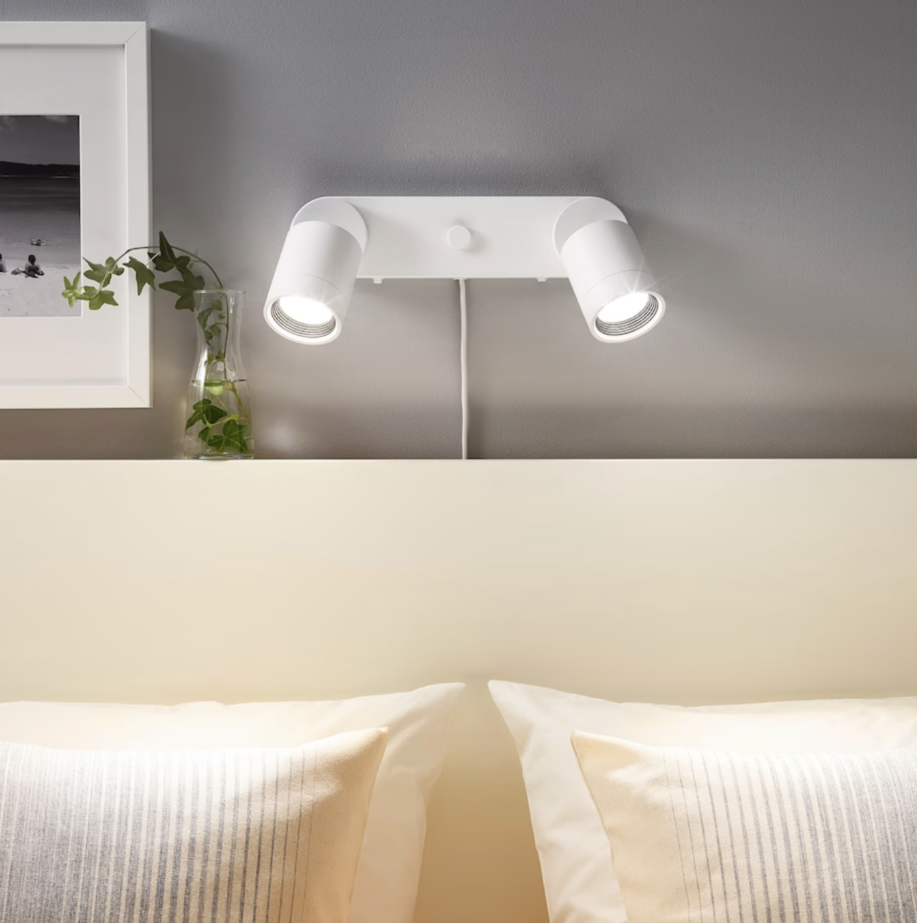 Dormitorio pequen~o con aplique doble NYMÅNE de IKEA.