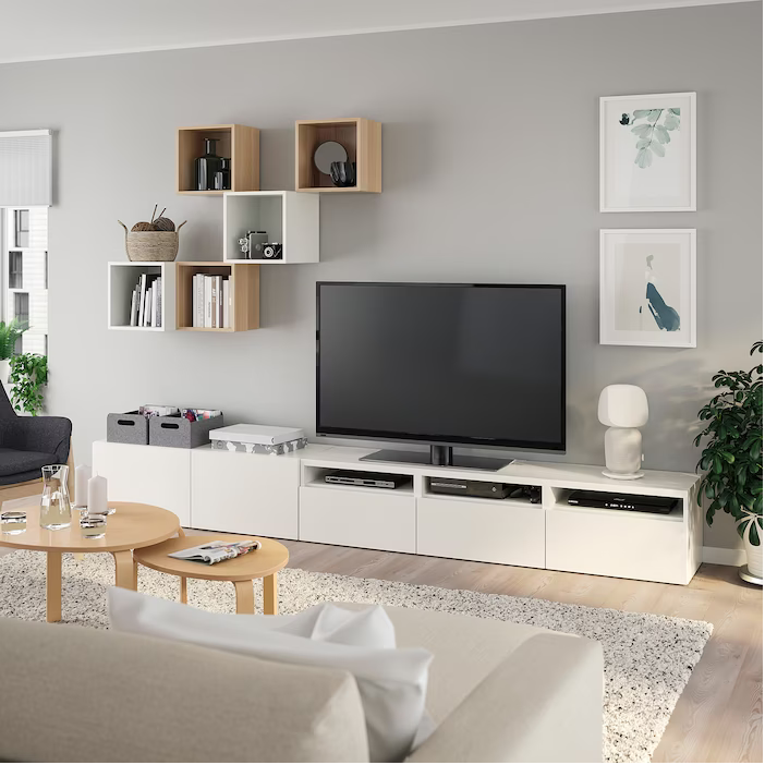 Salón pequen~o con mueble tv bajo blanco BESTÅ EKET de IKEA.