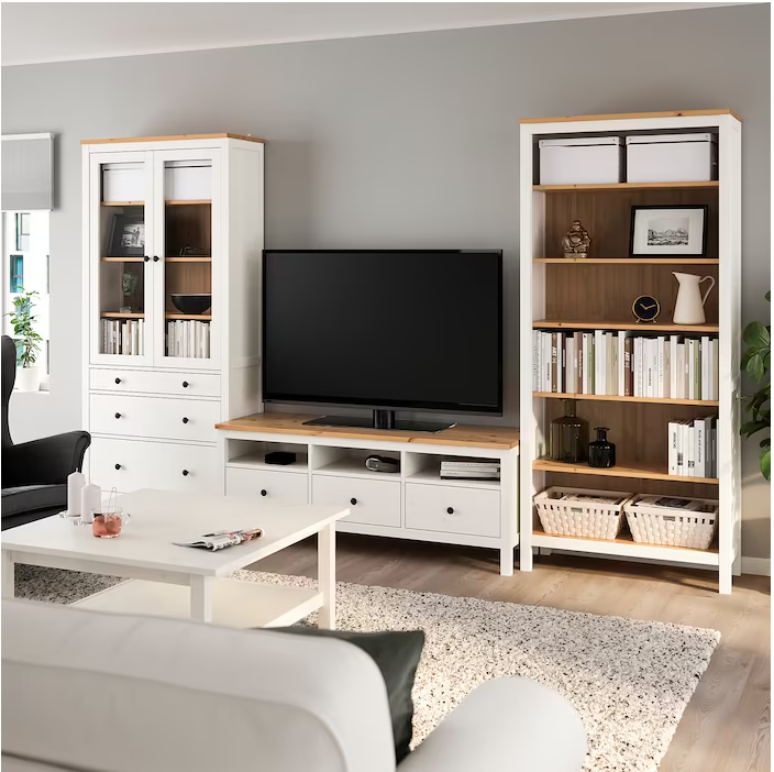 Salón pequen~o con mueble tv HEMNES blanco de IKEA.