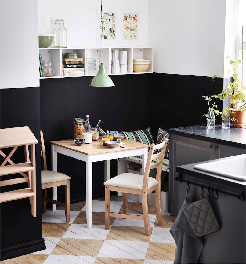 Cocina pequeña con mesa de cocina LERHAMN de IKEA.