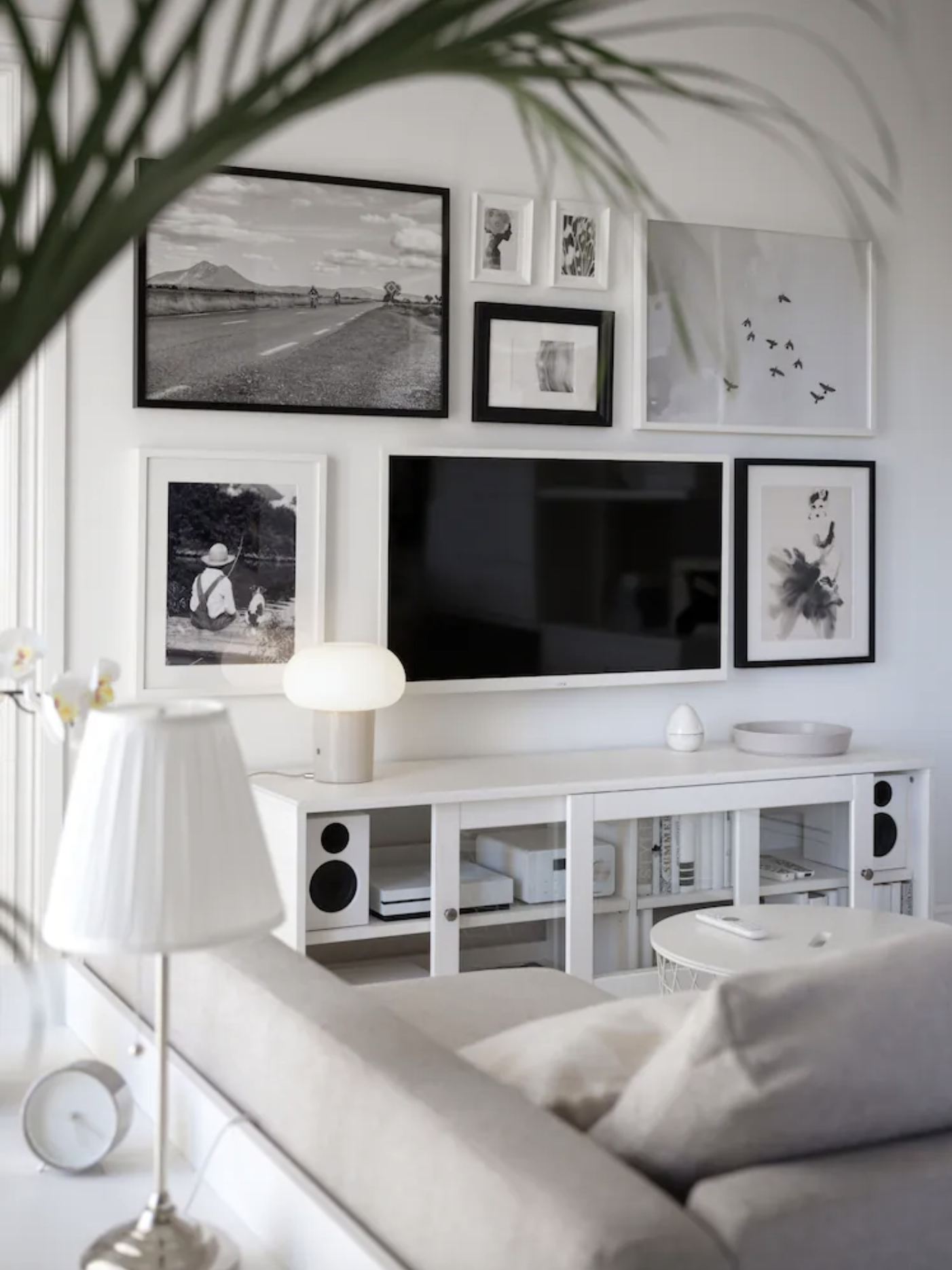 Salón pequeño con el marco para fotos RIBBA de IKEA.