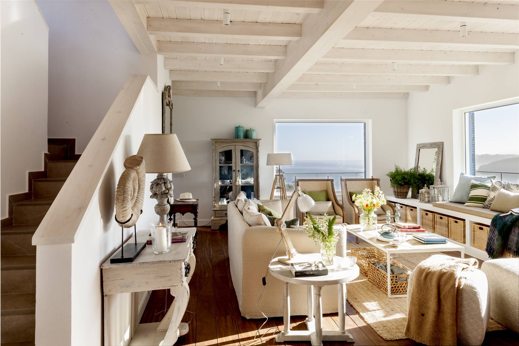 salon con vistas al mar con sofas beige y vigas de madera clara 00499099 O