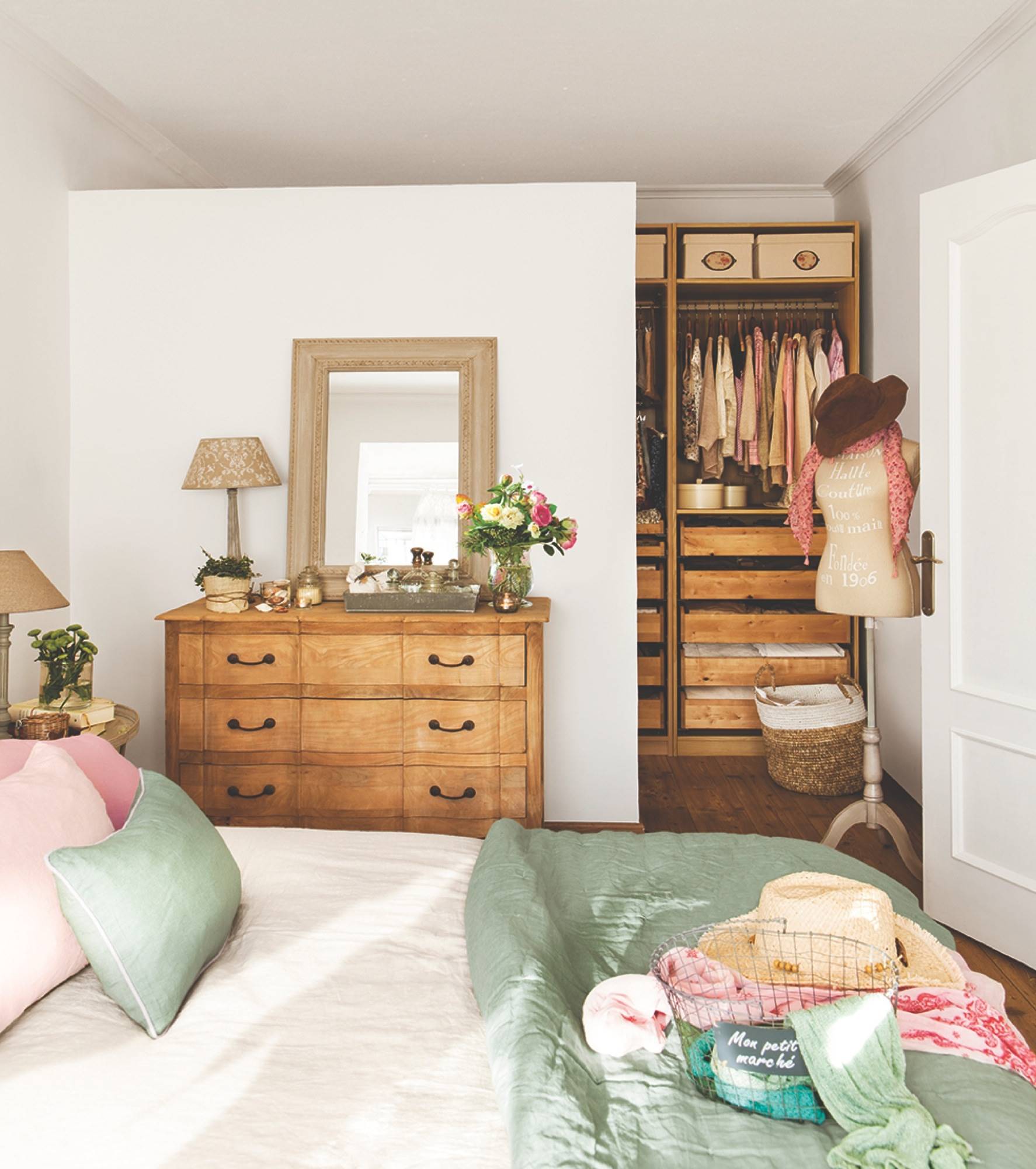 Dormitorio con cómoda de madera y vestidor.