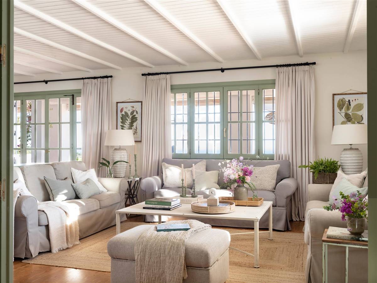 Guía práctica: cómo decorar el sofá del salón para que tenga un estilo ...