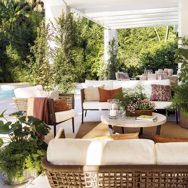 Porche, piscina y una espectacular decoración en blanco: la casa en Marbella a la que querrías mudarte YA