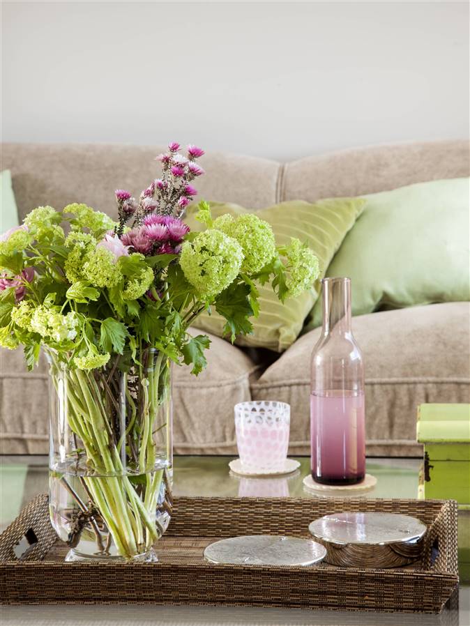 mesa de centro con jaaron con flores, vaso y botella de agua 00518405 O