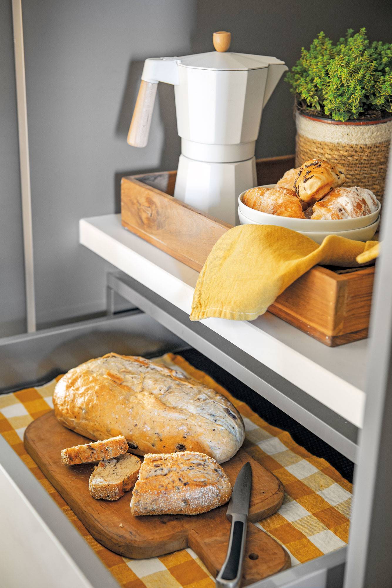 Ideas para mantener en orden la cocina: mueble desayunador con cajón para cortar pan. 