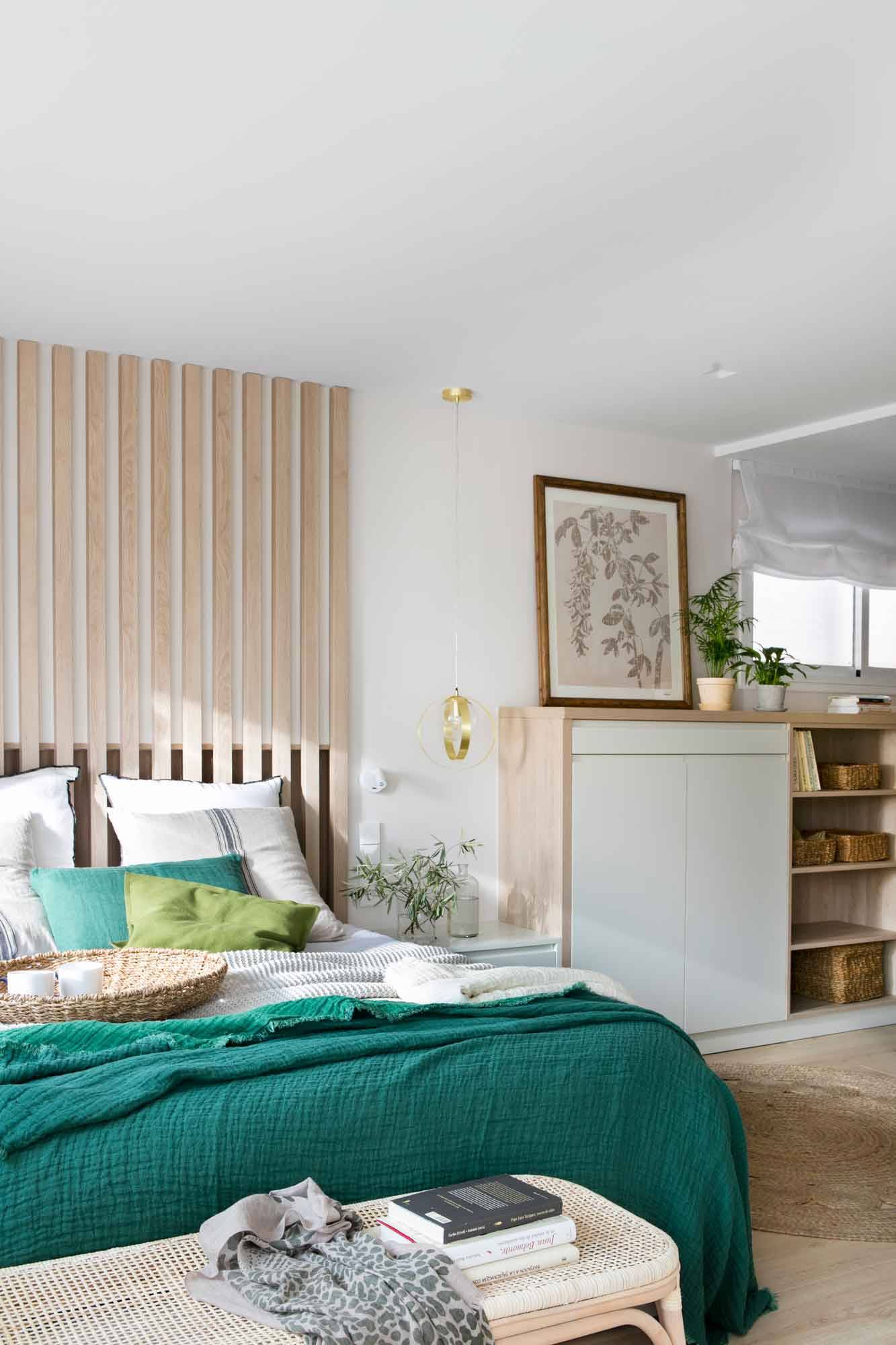 Dormitorio moderno con cabecero XL con lamas de madera