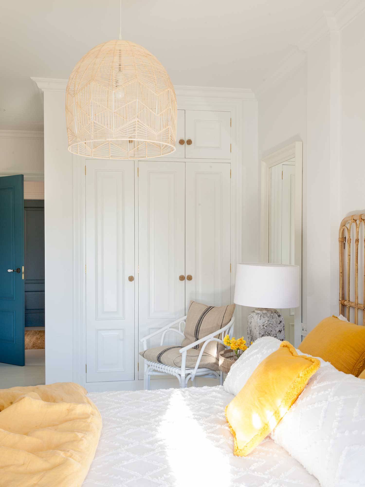 Dormitorio pequeño blanco renovado por Natalia Zubizarreta