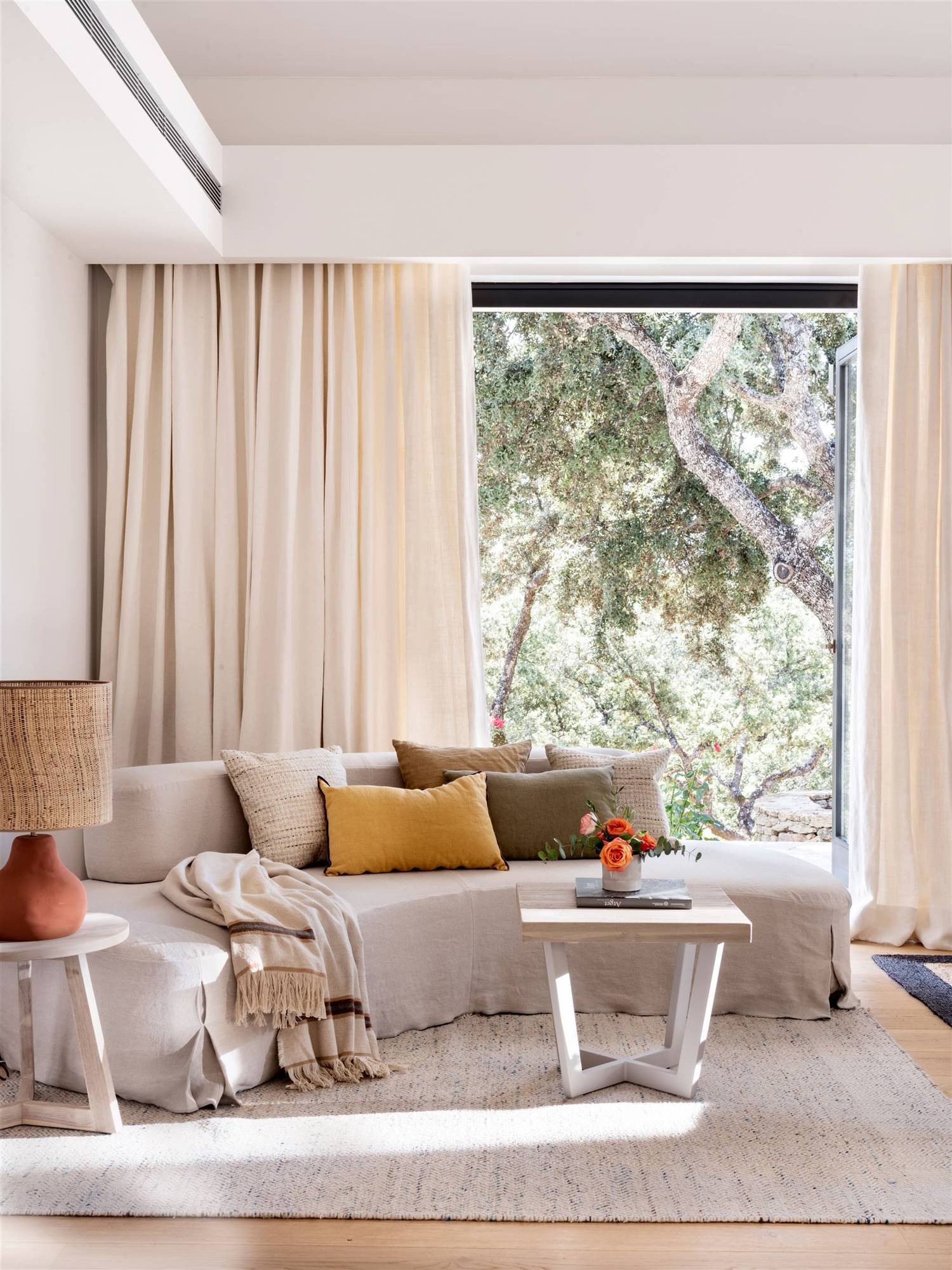 Ideas para decorar con sofás con curvas con fundas de lino. 