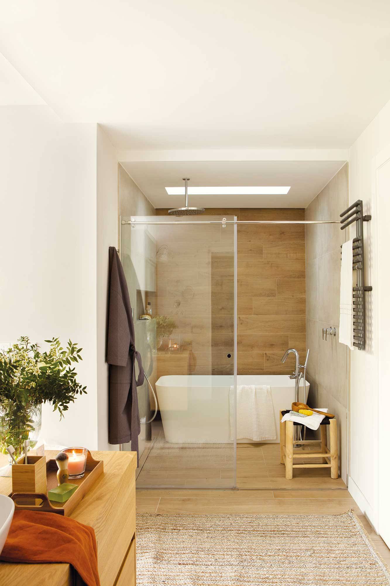 Baño blanco moderno con bañera y pared de madera cerámica