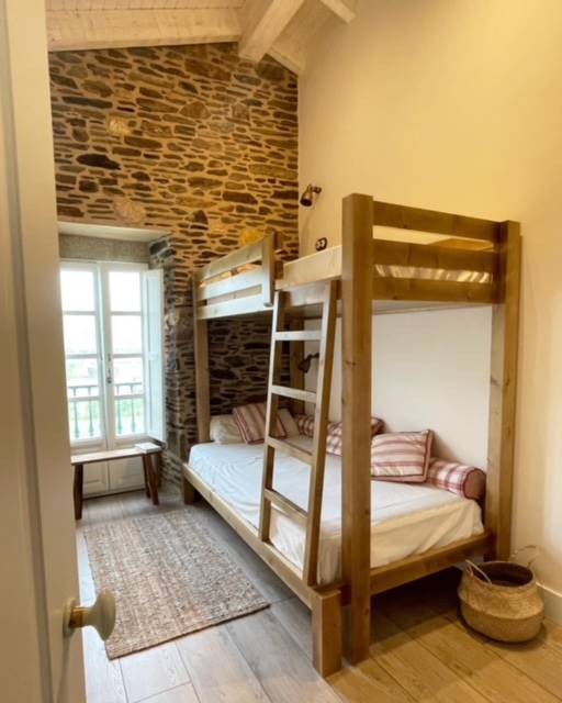 Dormitorio de la casa de la lectora Sandra Molina en Galicia