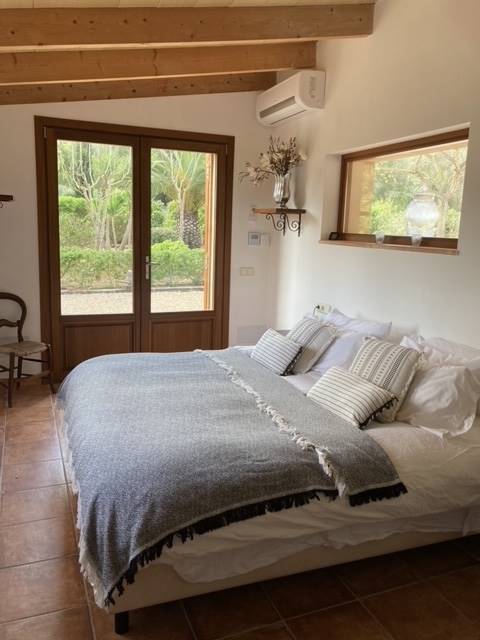 Un dormitorio de la casa de la lectora Mieke Jongert en Mallorca