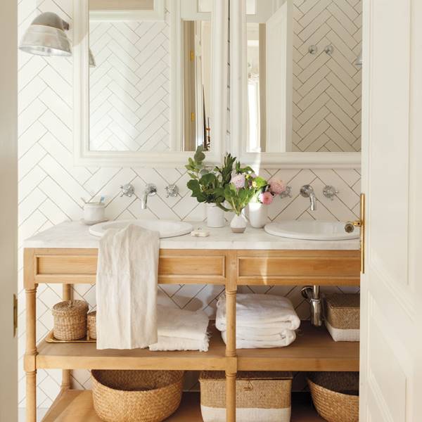20 baños en blanco y madera: son modernos, acogedores ¡y llenos de buenas ideas!