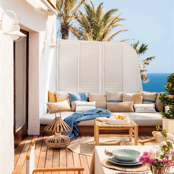 Todas las claves para decorar una terraza mediterránea: naturales, frescas y muy luminosas
