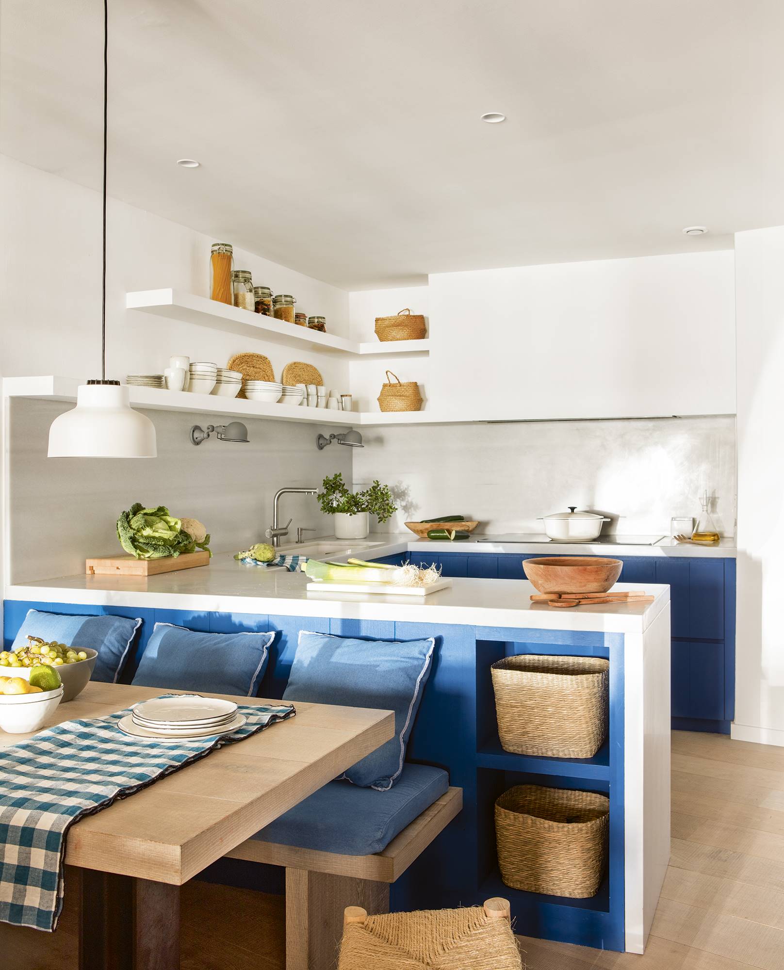 Cocina con muebles a medida y detalles de color azul. 