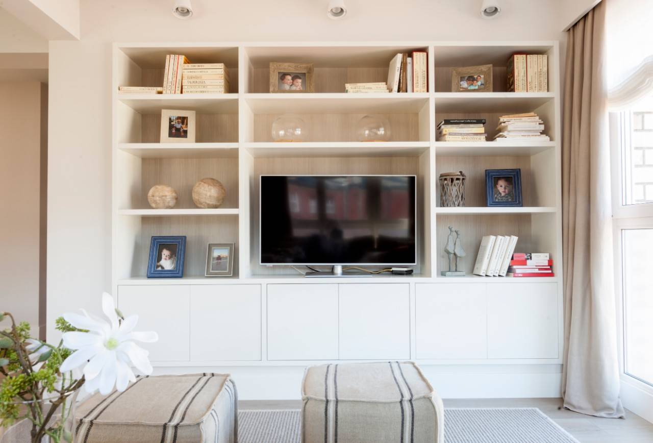 Salón con mueble de TV a medida, diseño de la interiorista Natalia Zubizarreta.