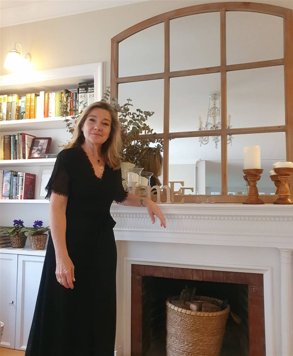 La lectora Araceli Boltas en su piso de Barcelona