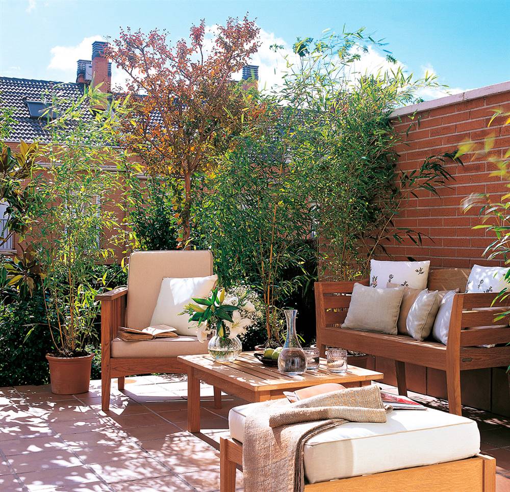 decorar-terraza-con-muebles-de-exterior-cojines-suelo-de-baldosas-de-barro-cocido-y-plantas 6650edba
