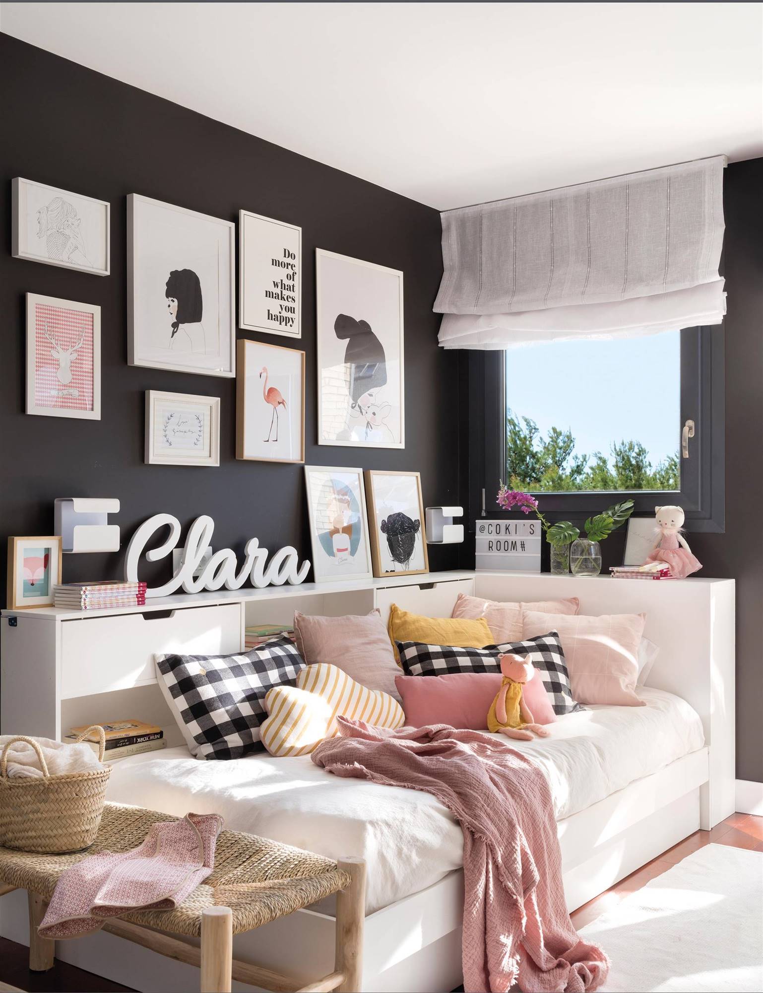 Dormitorio juvenil con la pared de color negro y los muebles en blanco. 