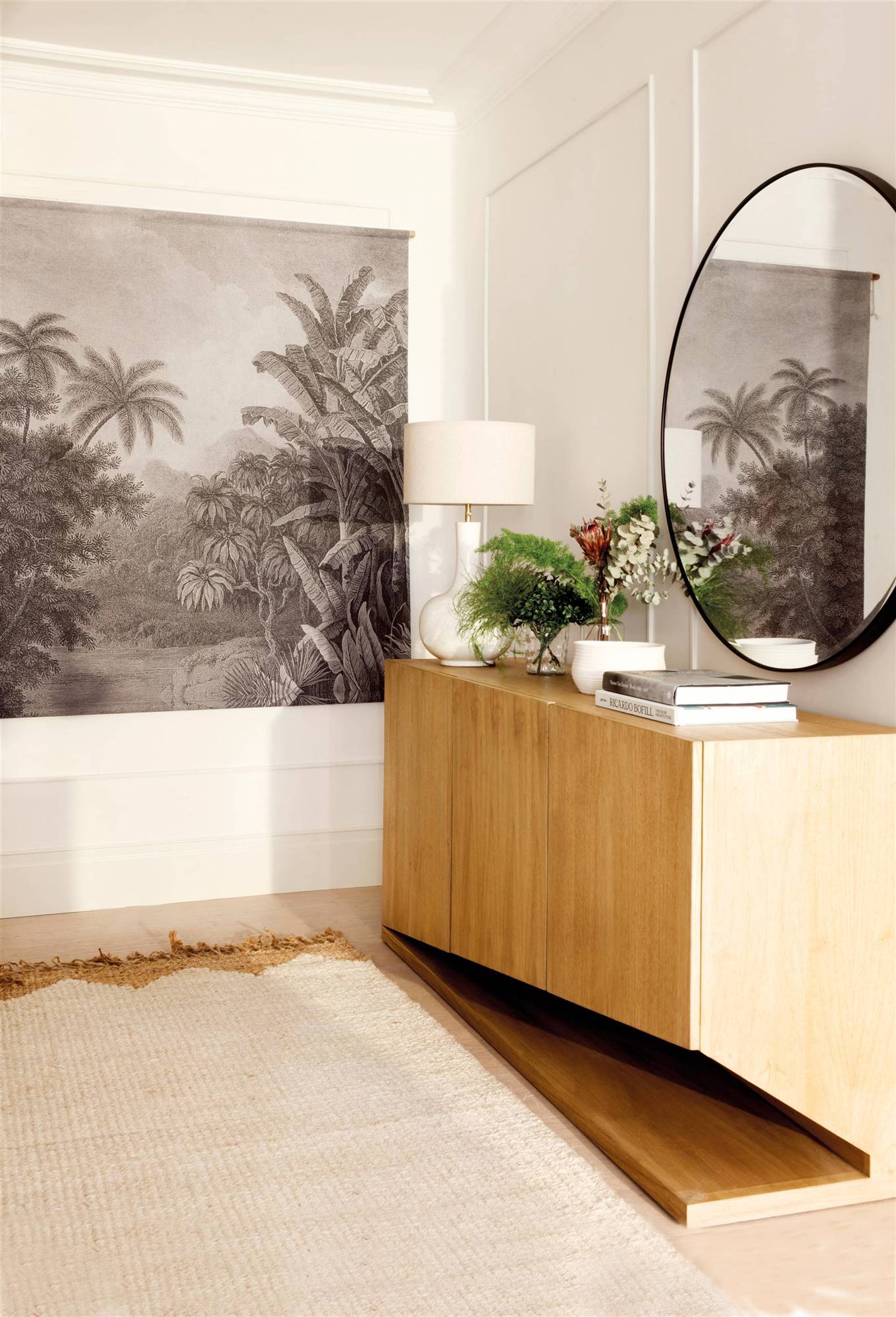 Recibidor elegante con mueble de madera moderno y tapiz en blanco y negro. 