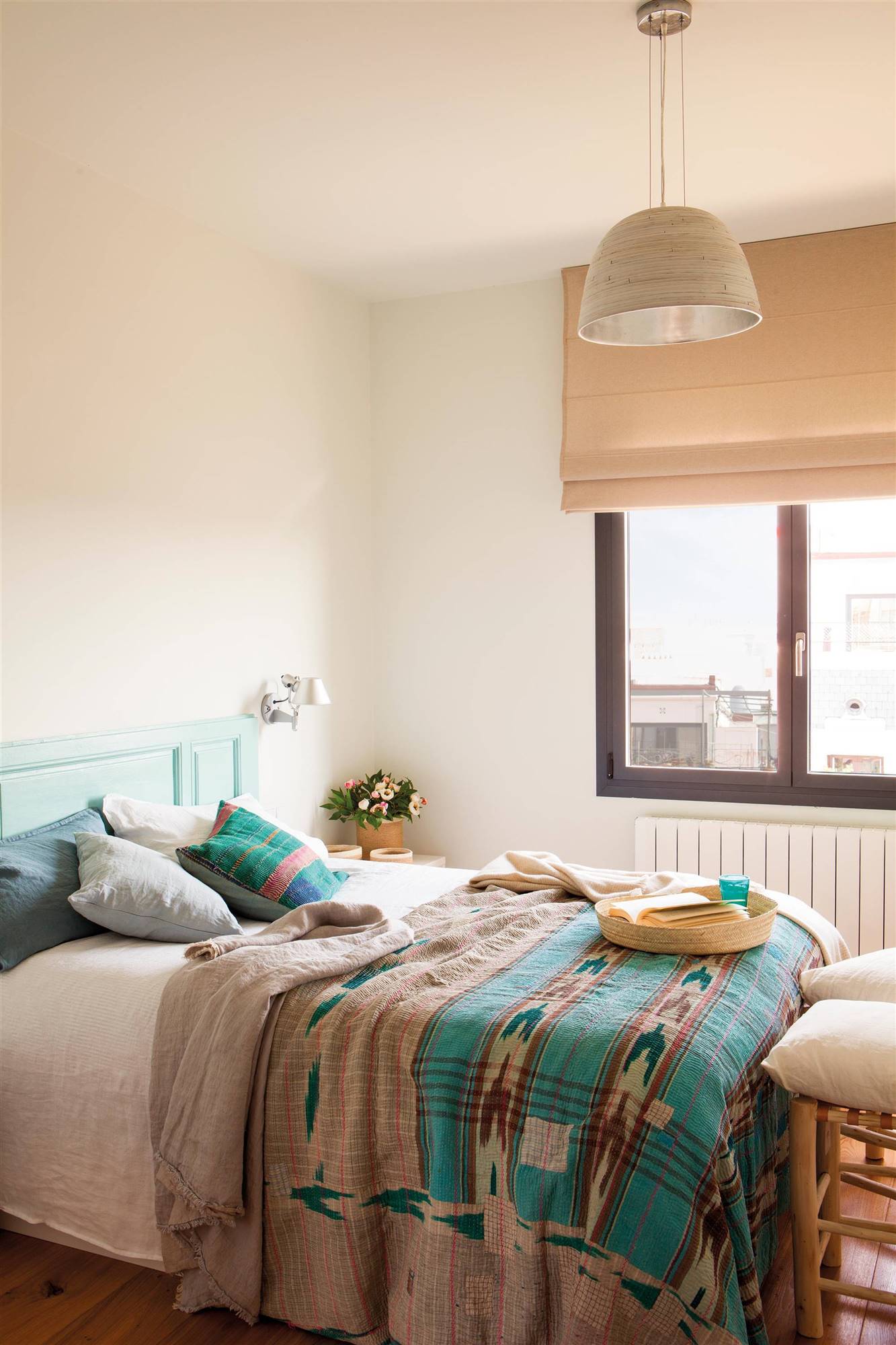 Dormitorio con colcha de verano con estampado étnico. 