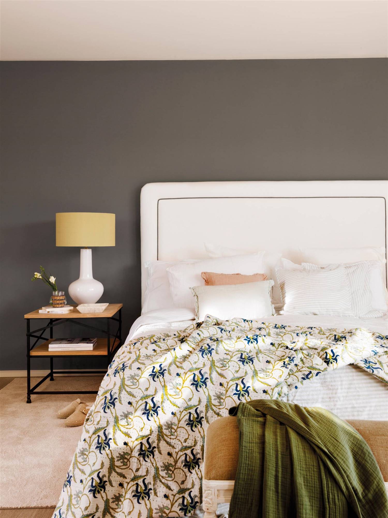Dormitorio con colcha de verano de flores. 