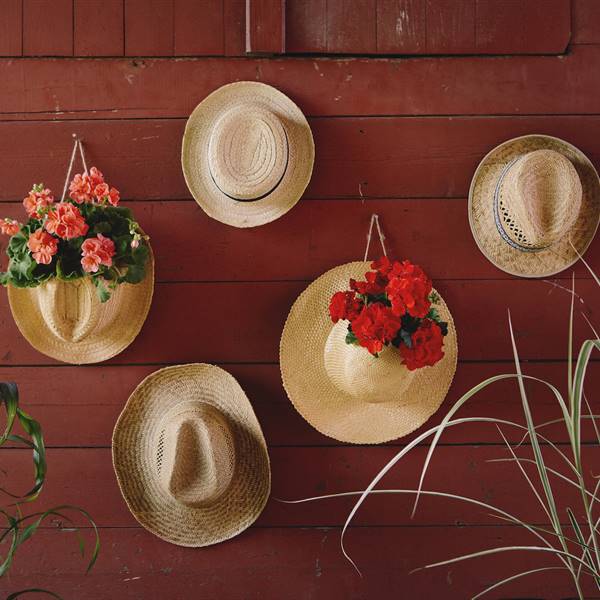 Cómo decorar la pared con sombreros de paja y geranios. ¡Una apuesta ideal para este verano!